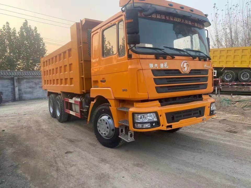 8L Engine Capacity Heavy Duty Shacman F3000 Dump Truck for Loading Build Materials