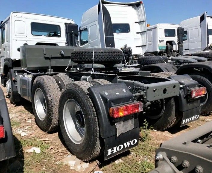 Powerful Cummins 400hp Left Hand Drive 10 Tyres 6x4 Sinotruk Hohan Head Tractor Truck