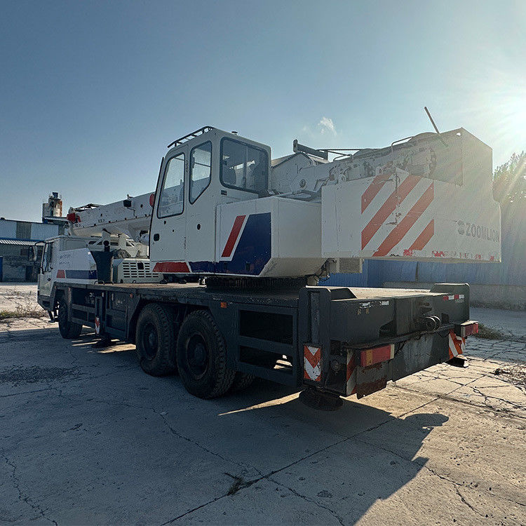 25 Ton Zoomlion Construction Crane with White Color and Hydraulic Cylinder