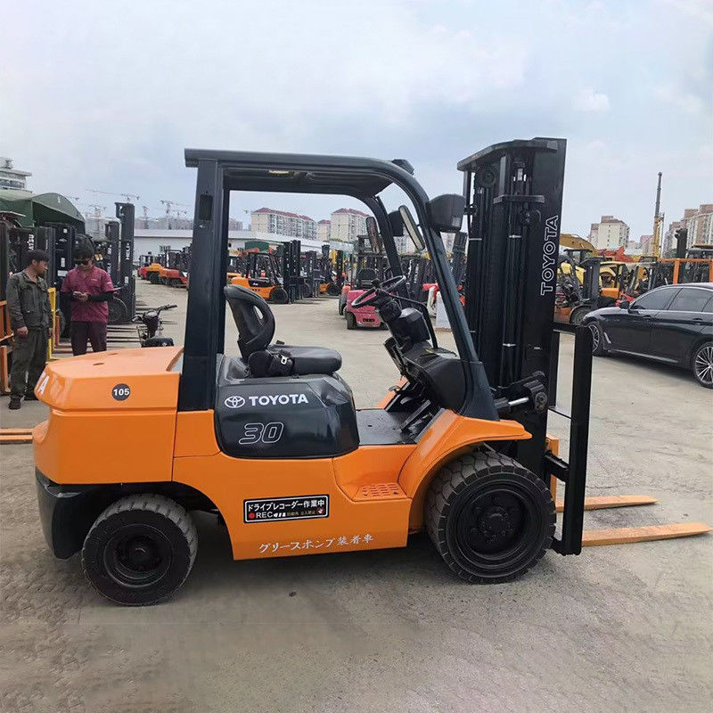 2WD 4WD 3 Ton Toyota Used Forklift with 2 Stage Mast and 24V Forklift Rotating Forks
