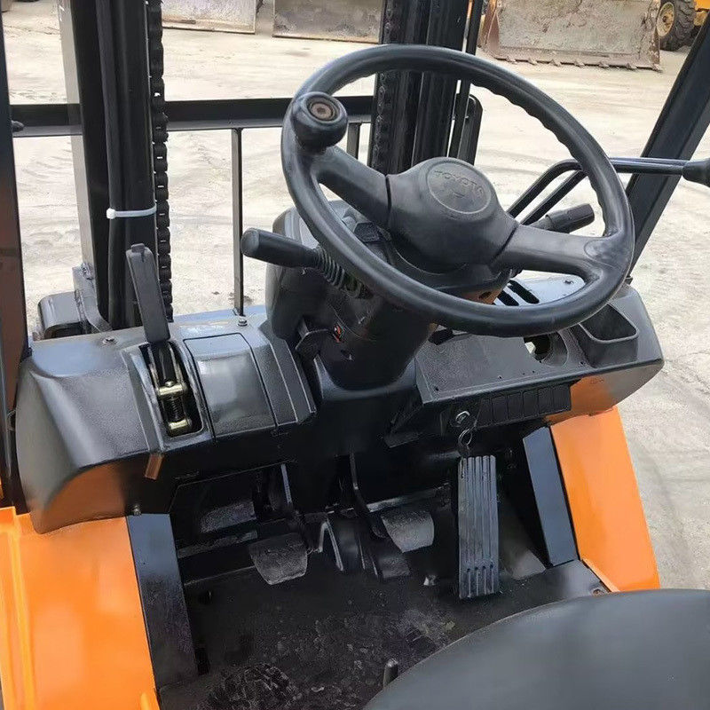 2WD 4WD 3 Ton Toyota Used Forklift with 2 Stage Mast and 24V Forklift Rotating Forks