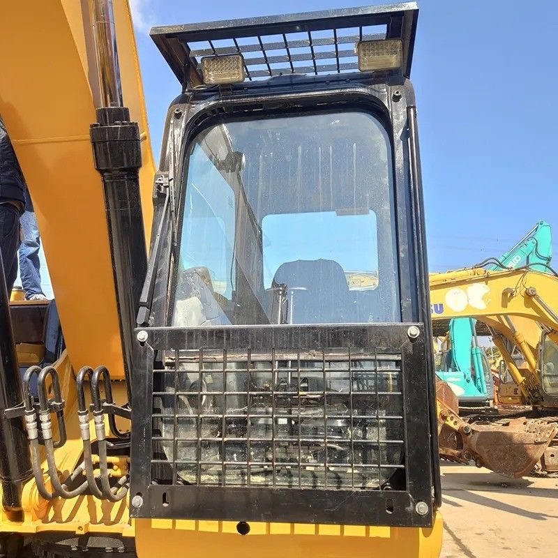 Hot Item in Second Hand Komatsu PC200 Excavator with 3.1/4.2/5.5km/h Walking Speed