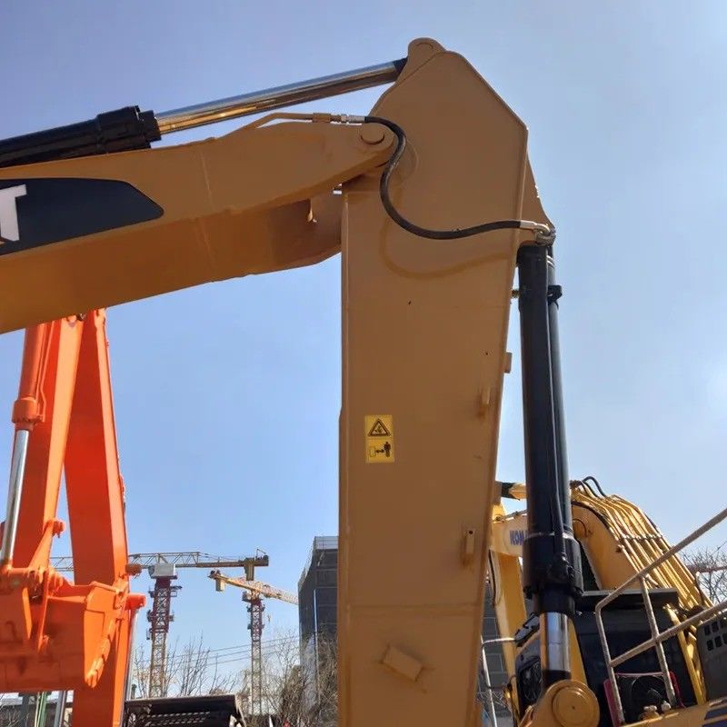 Hot Item in Second Hand Komatsu PC200 Excavator with 3.1/4.2/5.5km/h Walking Speed