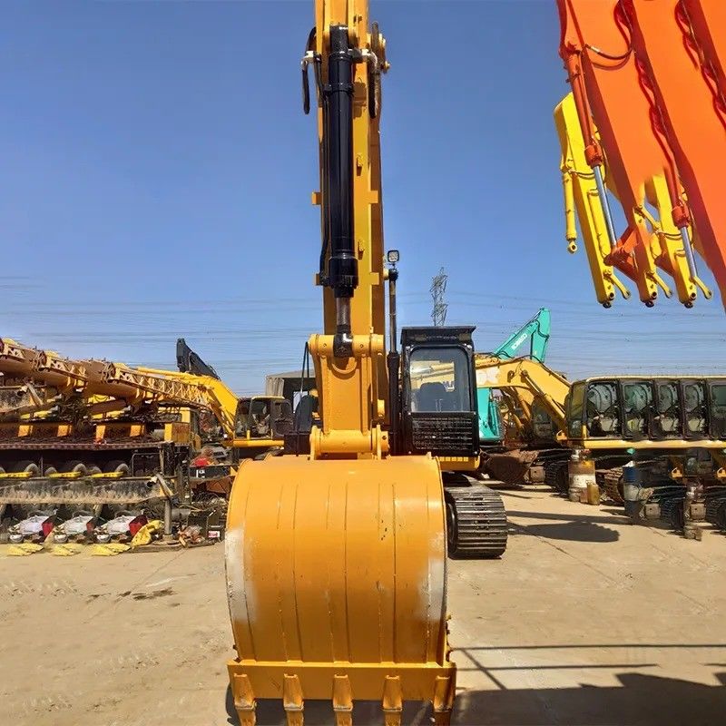 Hot Item in Second Hand Komatsu PC200 Excavator with 3.1/4.2/5.5km/h Walking Speed