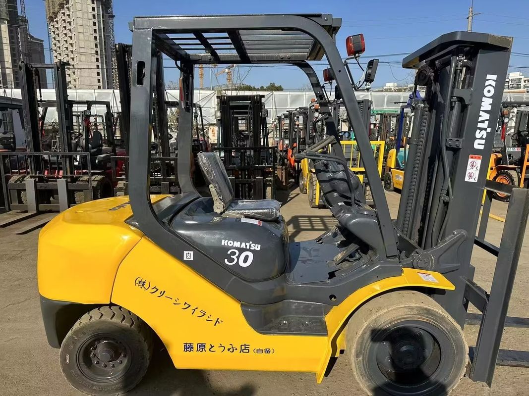 Used Japan Komatsu FD30 3T Mini Forklift with Low Fuel Consumption Diesel Engine