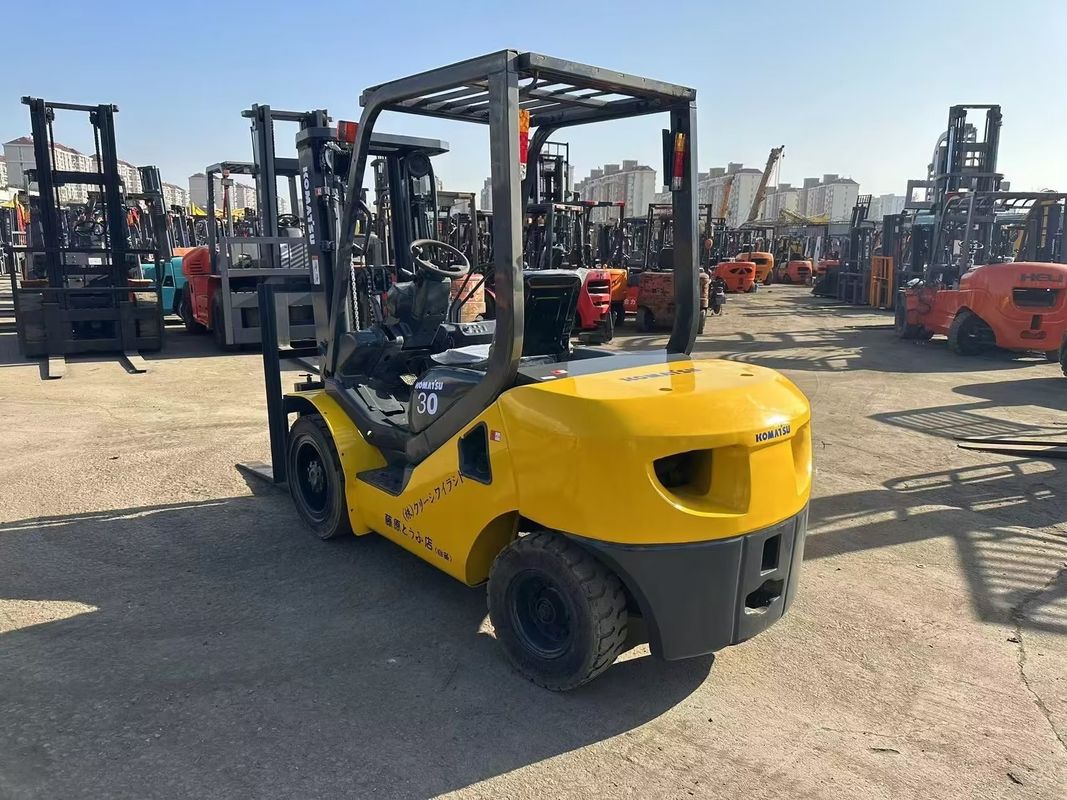 Used Japan Komatsu FD30 3T Mini Forklift with Low Fuel Consumption Diesel Engine