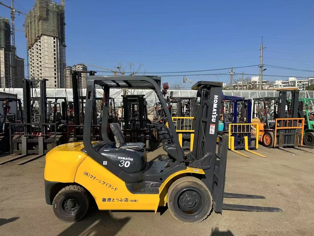 Used Japan Komatsu FD30 3T Mini Forklift with Low Fuel Consumption Diesel Engine