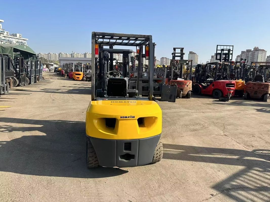 Used Japan Komatsu FD30 3T Mini Forklift with Low Fuel Consumption Diesel Engine