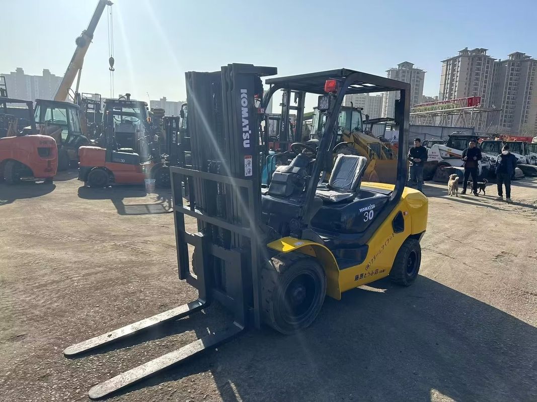 Used Japan Komatsu FD30 3T Mini Forklift with Low Fuel Consumption Diesel Engine
