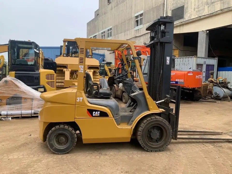 Second-hand 3 ton Lifting Tools CAT FD30 diesel forklift suitable for heavy-duty tasks