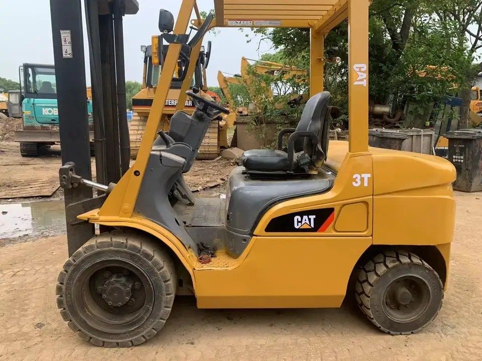 Second-hand 3 ton Lifting Tools CAT FD30 diesel forklift suitable for heavy-duty tasks