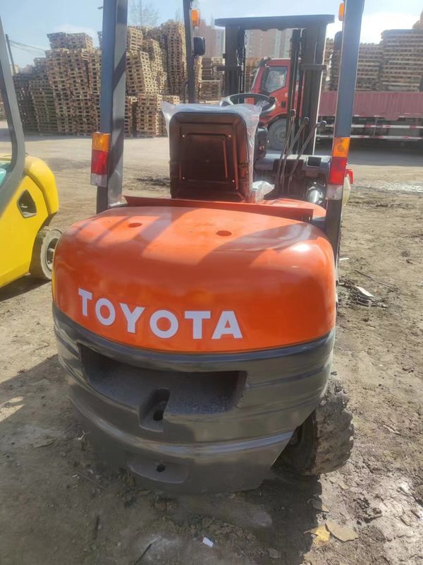 3000 kg Lightweight Used Japan Forklift with Diesel Engine and Centre of Gravity 500 mm