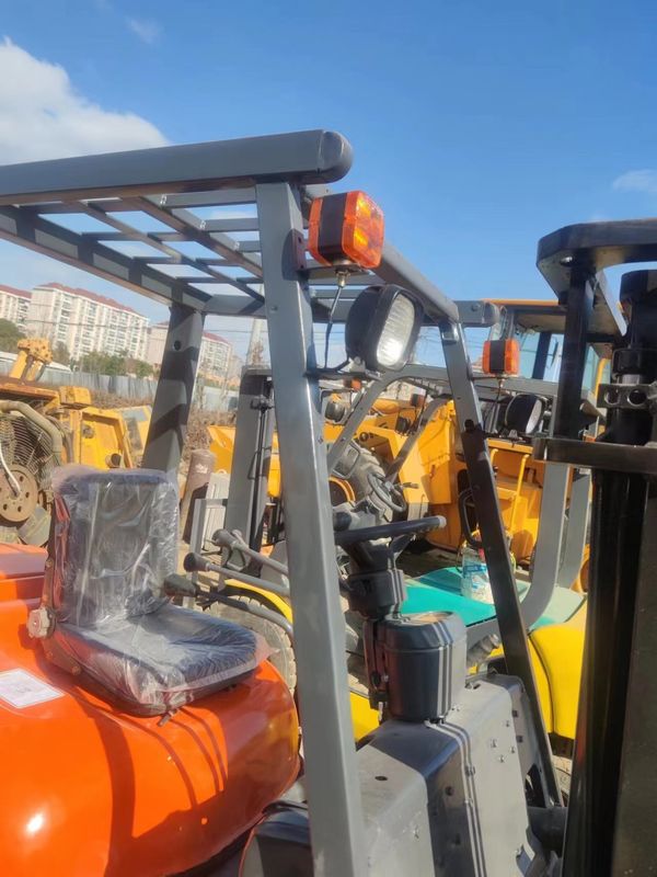 3000 kg Lightweight Used Japan Forklift with Diesel Engine and Centre of Gravity 500 mm