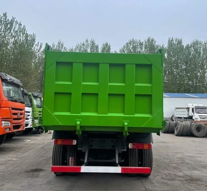371 Hp/336hp/420hp Used Howo Dump Truck 8x4 Tipper Truck with Manual Transmission