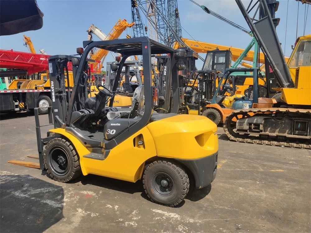 3000 kg Lifting Tools Good Condition Komatsu Forklift for Your Business Operations