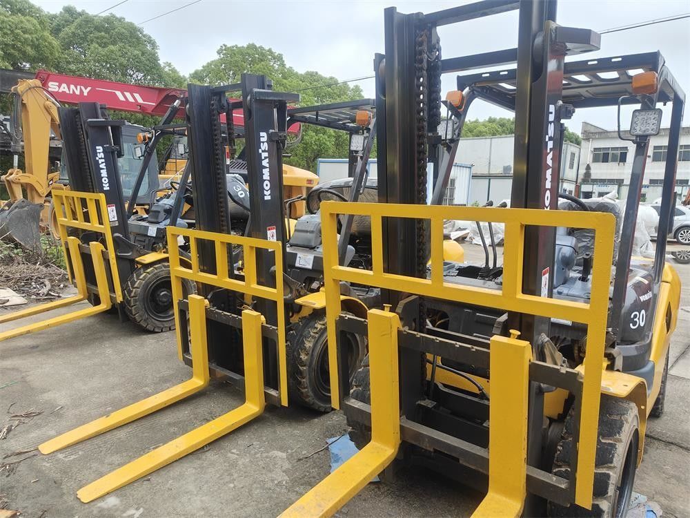 3000 kg Lifting Tools Good Condition Komatsu Forklift for Your Business Operations