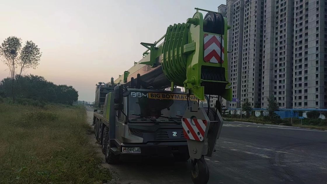 150T Telescopic Crane Lift Zoomlion Crane Truck with Max. Lifting Capacity of 39.5 M