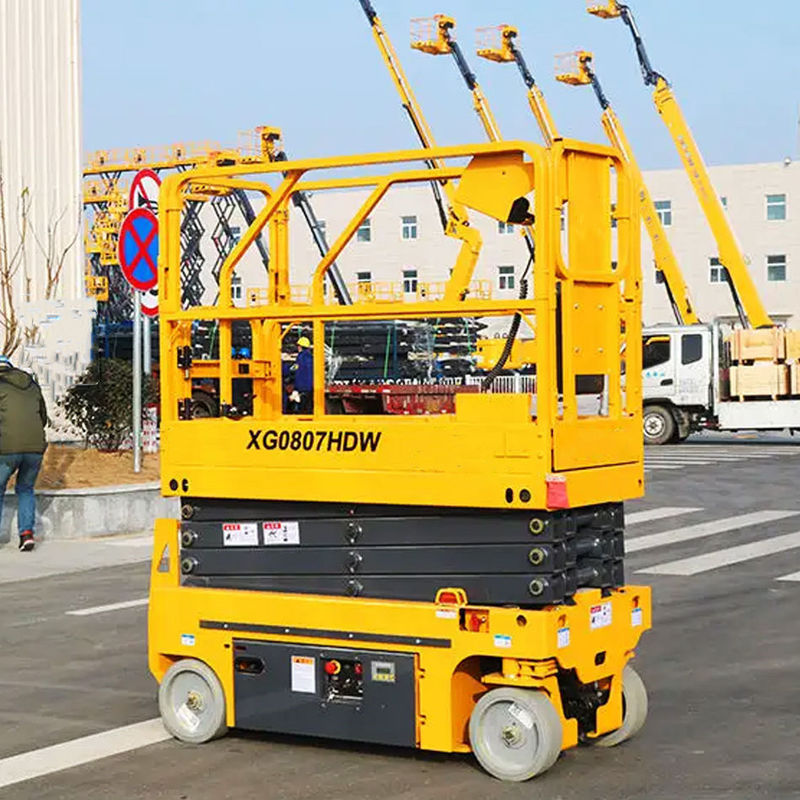1360 mm Wheelbase Hydraulic Self-Propelled Scissor Lift for Lifting Tools in Ground