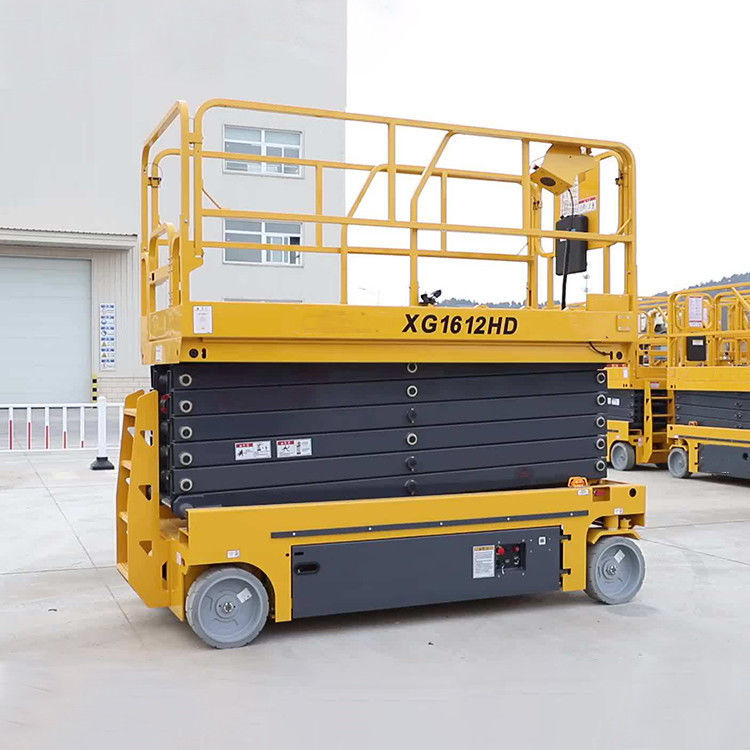 1360 mm Wheelbase Hydraulic Self-Propelled Scissor Lift for Lifting Tools in Ground
