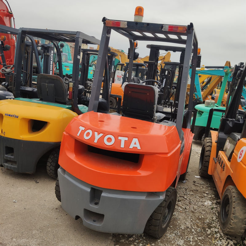 3 Ton Toyota Diesel Forklift with and Loading Capacity 3 Tons Working Hours 2001-4000