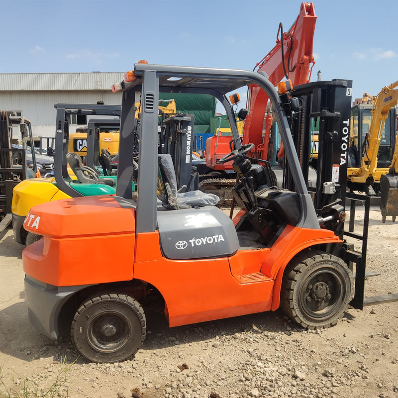 3 Ton Toyota Diesel Forklift with and Loading Capacity 3 Tons Working Hours 2001-4000