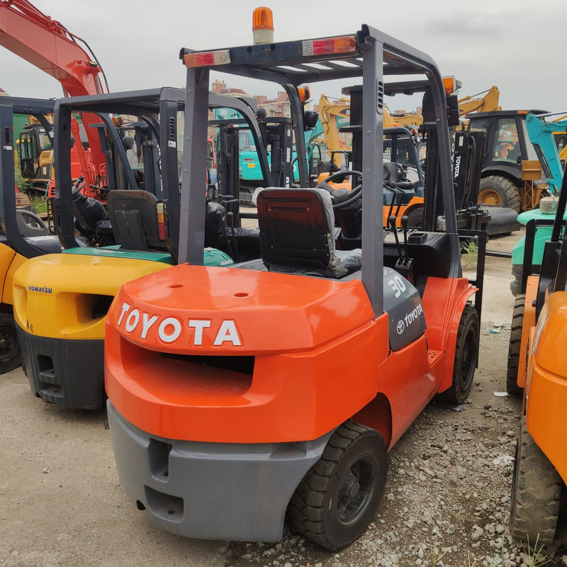 3 Ton Toyota Diesel Forklift with and Loading Capacity 3 Tons Working Hours 2001-4000