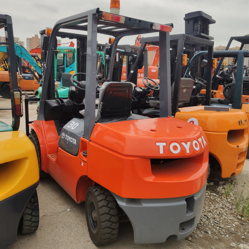 3 Ton Toyota Diesel Forklift with and Loading Capacity 3 Tons Working Hours 2001-4000