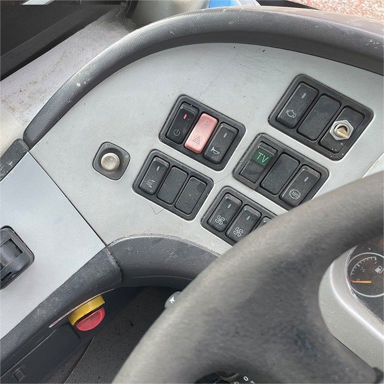 1100N.m Engine Torque 60 Seats Tourist Bus RHD LHD Coach Bus Euro 3 Emission Standard