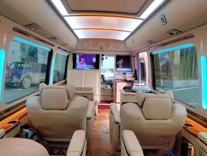 7005*2040*2785mm Toyota Coaster 30 Place Seat Mini Bus with Seat Capacity of 17-30