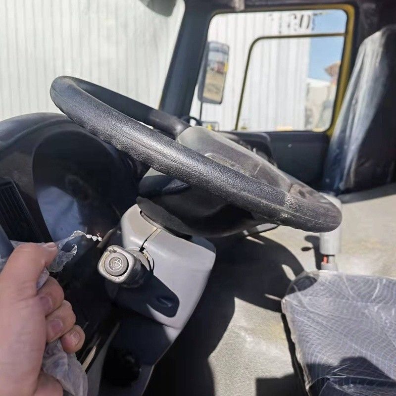 12 Wheels Shacman F3000 8x4 Tipper Truck with Multimedia System and Engine Capacity 8L