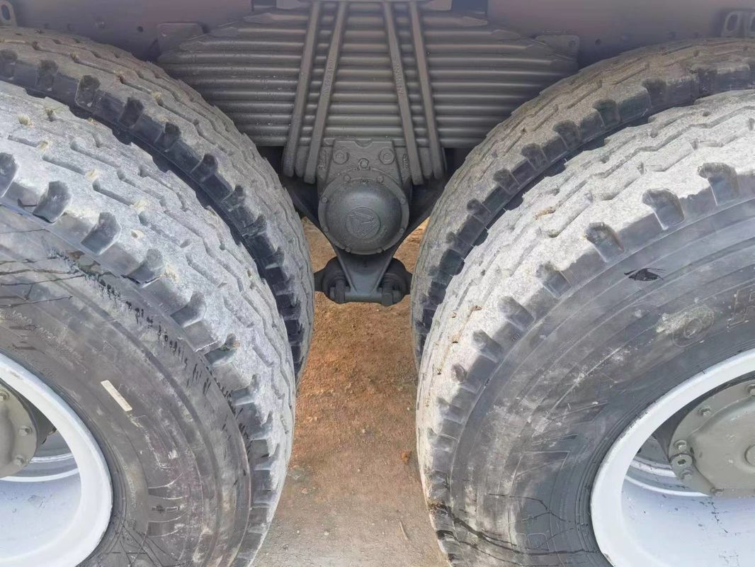 12 Wheels Shacman F3000 8x4 Tipper Truck with Multimedia System and Engine Capacity 8L