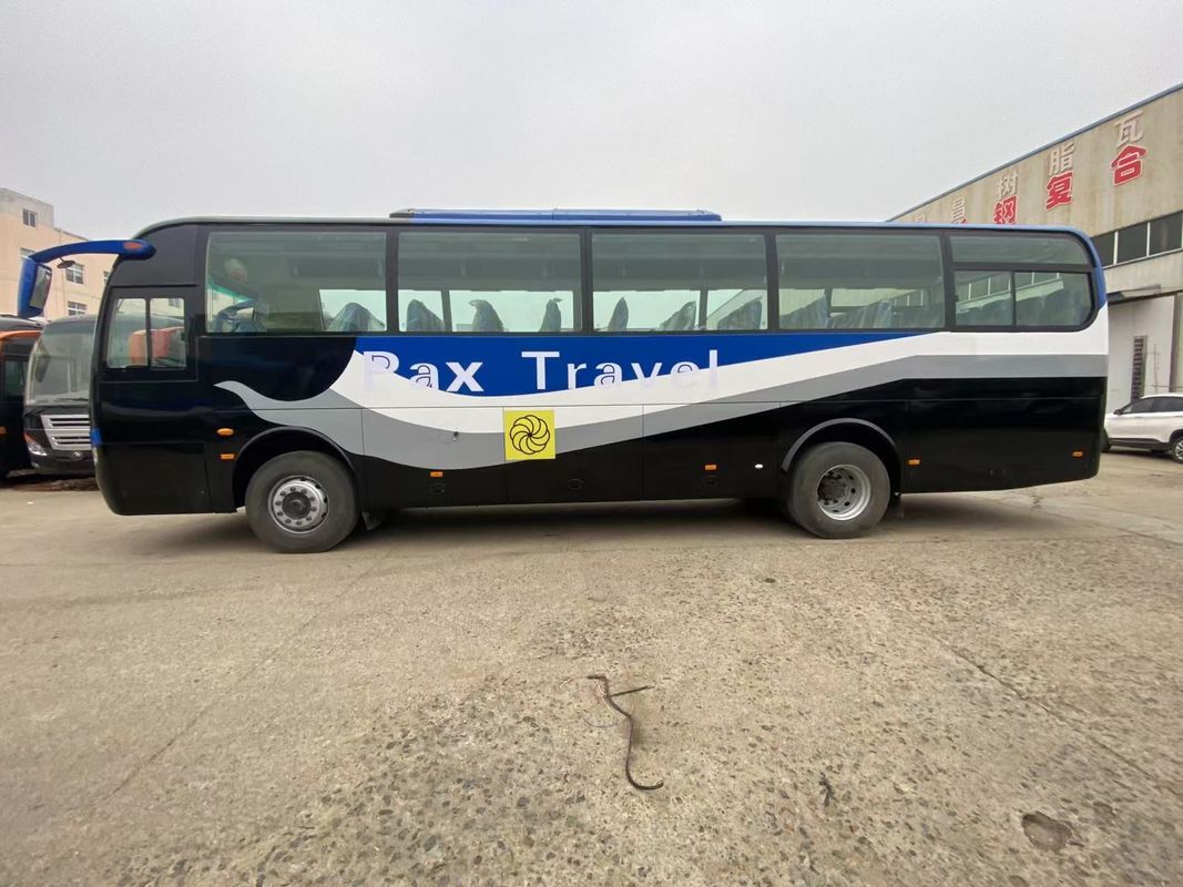 AC-Equipped 57 Seats Tourist Bus Luxury Coach Bus with 4-6L Engine Capacity