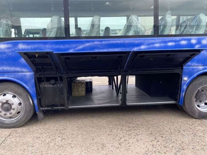 35 Seaters Used Coach Bus Left Drive Diesel Engine Yuchai Engine 8995*2490*3490mm