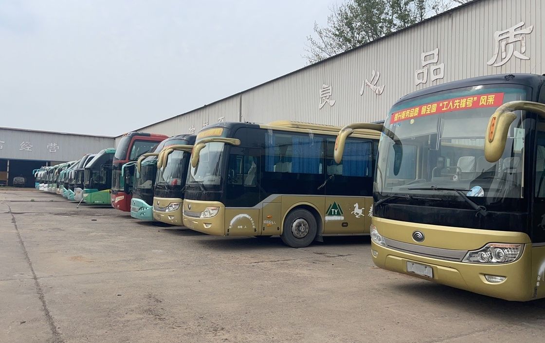 65 Seats Luxury Coach Bus with Customized Color and 11839ml Displacement
