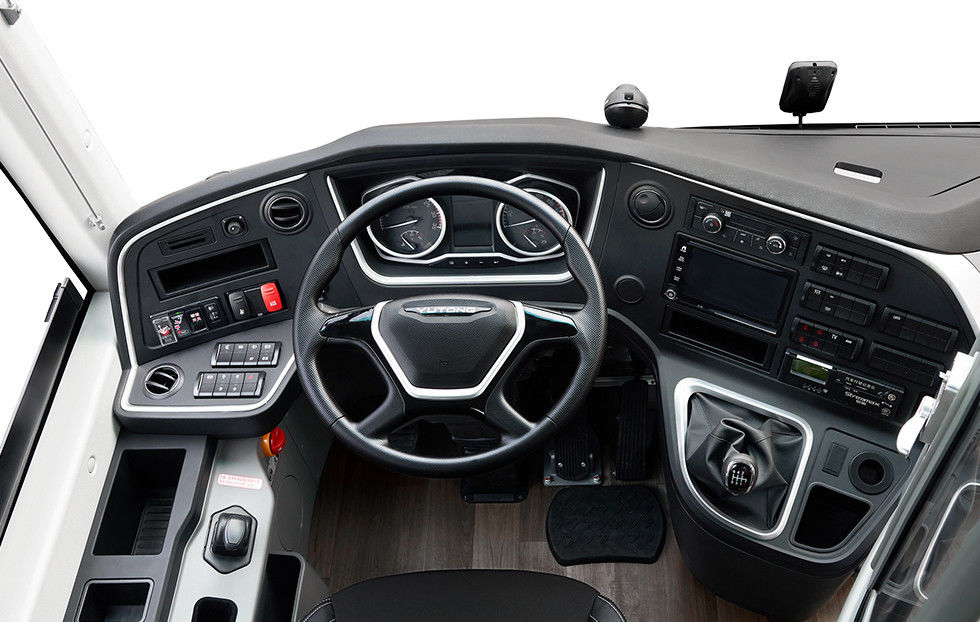 Drive Type Left Drive Diesel Manual Yu Tong Bus 50 Seaters Passenger Bus with Toilet