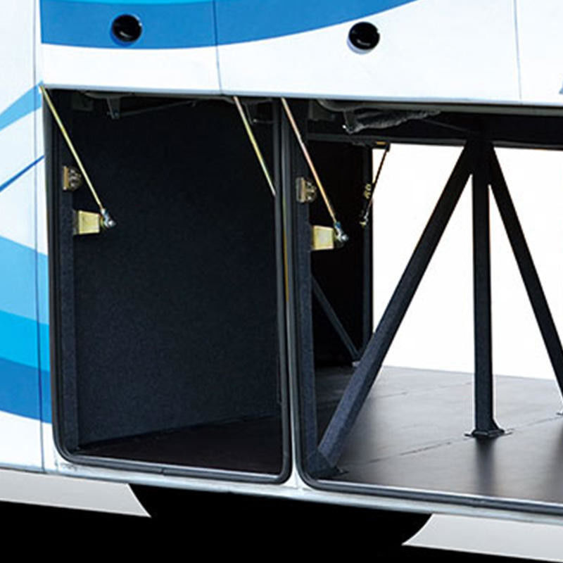50 Seat Luxury Diesel Passenger Coach Bus Euro 3 Emission Standard G.V.W 17250 Kg