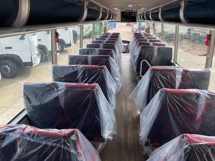 65 Seats Passenger Bus Used Coach Bus Good Condition and Engine Capacity 6 8L