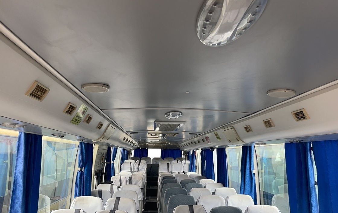 65 Seats Luxury Coach Bus Max Speed 100km/h Engine Capacity 8L Customized Color Used