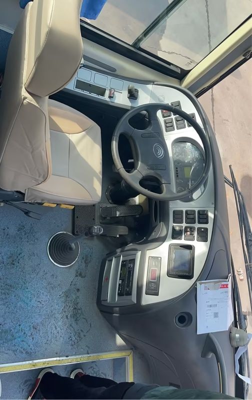 Luxury 30-40 Seats Tour Bus Used Coach Bus with 9.726L Engine Capacity