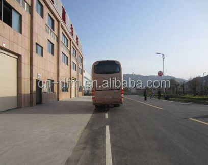 60 Seater Luxury Model Coach Bus with Dongfeng Dona Axle and 298/80R22.5 Tyres at Best