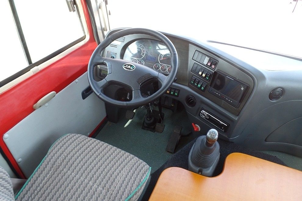 Luxury 25-30 Seats Tourist CNG Coach Bus with Manual Transmission and Diesel Fuel