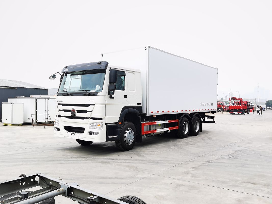 Minus 18 to 20 Centi Degree Temperature Range Sinotruk HOWO 6x4 Refrigerator Van Truck