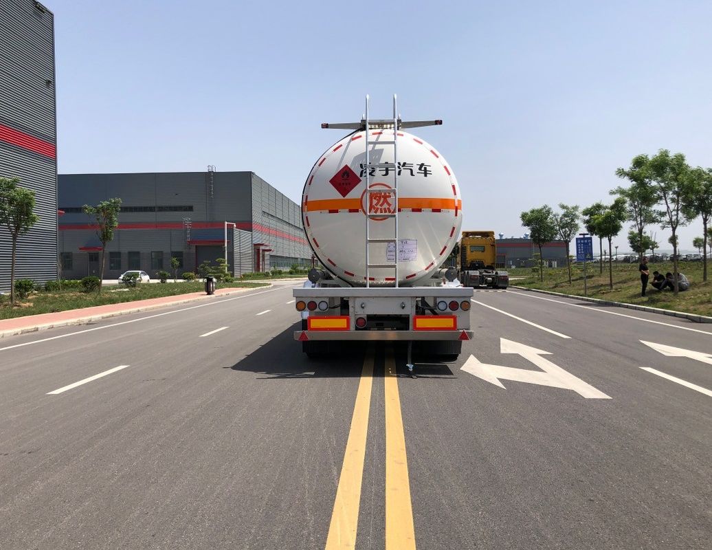 Steel CIMC LINYU 48000 Liter Fuel Trailer for Transporting Crude Oil Efficiently