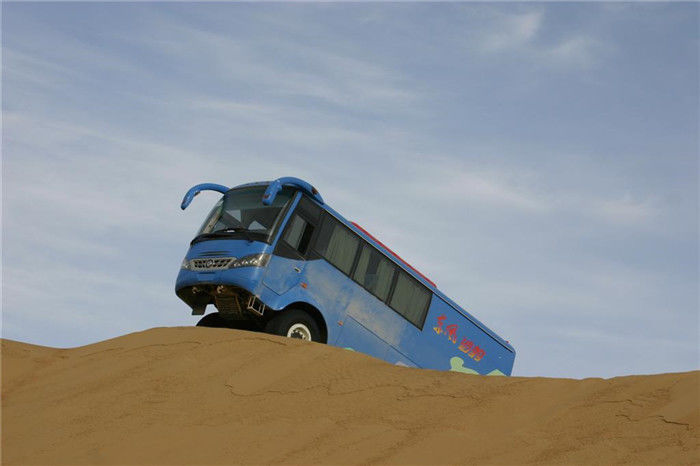 6700mm Length 4x4 Desert Bus Off-road Awd 14 Seats Passenger Bus For Africa Euro 3 Emission Standard